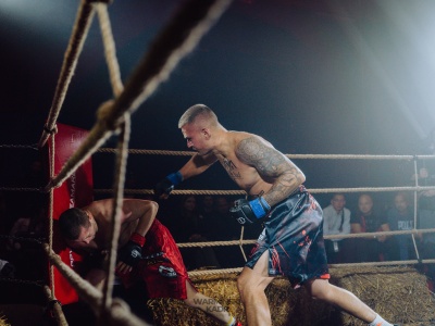 Świdnicki pięściarz wygrywa zawodową walkę przed czasem!