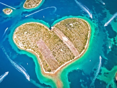 Chorwackie wyspy przyciągają rzesze turystów. Ta w kształcie serca jest ewenementem