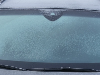 Dlaczego szyby w samochodzie zamarzają od środka? Przyczyna jest tylko jedna