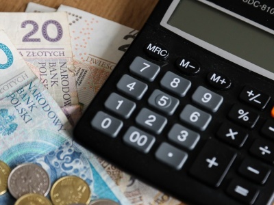 Kurs złotego pozostaje stabilny. Rynek czeka na dane z USA