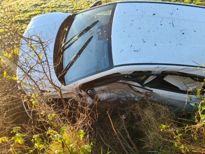 Wypadek w Bininie: Zderzenie dwóch samochodów, dwie osoby poszkodowane