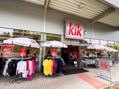 Eleganckie spodnie dla niskich kobiet? Kik wyprzedaje takie za 30 zł. Sinsay też kusi