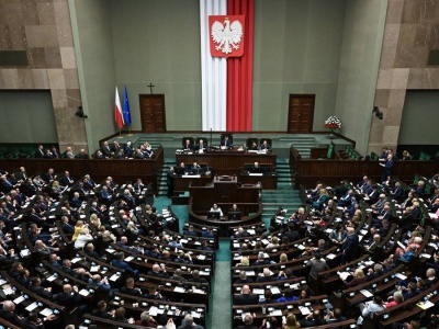 Nowy sondaż. Lider umacnia pozycję, sześć ugrupowań w Sejmie