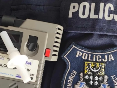 Wjechał w ogrodzenie. Przyczynę dało się wyczuć