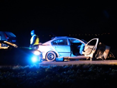 Zderzenie lawety i dwóch aut osobowych. Tragiczny wypadek na lokalnej drodze (zdjęcia)