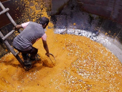 W tym kotle gotuje się pięć ton ryżu dziennie. Nikt nie odchodzi stąd głodny