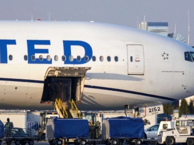 Chwile grozy na pokładzie Boeinga. Pilot został ranny, w tle doniesienia o 