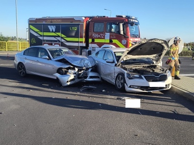 Groźny wypadek na obwodnicy Wronek! BMW uderzyło w Skodę – 27-latek trafił do szpitala