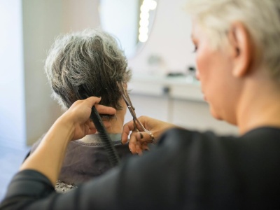 Fryzura, optycznie postarza i podkreśla zmarszczki. Kobiety powinny unikać jej jak ognia