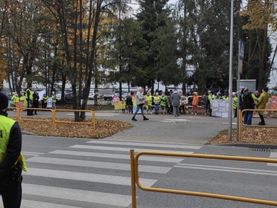 Noś odblaski! Akcja Policji przy szkole. Andrychów