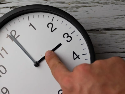 Zmiana czasu na zimowy 2025. Kiedy przestawiamy zegarki? Śpiochy się ucieszą!