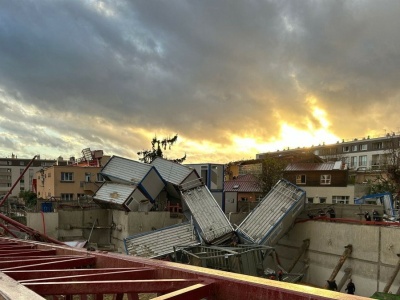 Tornado pod Paryżem przewraca dźwigi. Dramatyczne nagrania