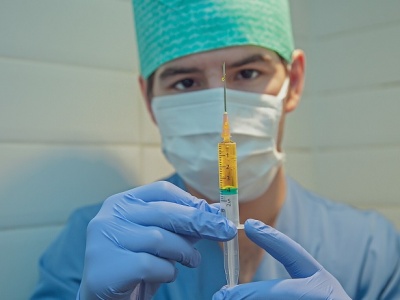 Zaszczepione dzieci z zapaleniem płuc i sepsą. Nieskuteczny preparat pozostaje w obiegu