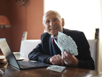 Banki zalecają trzymanie gotówki w domu. Ale niekoniecznie ze względu na możliwą wojnę