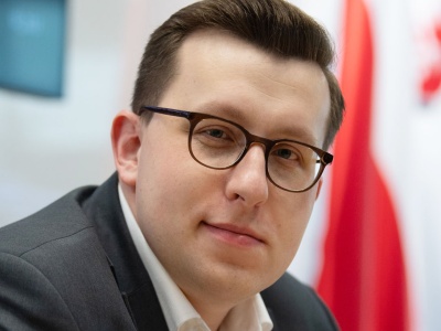 Hołownia ambasadorem w USA? Mamy chama zamieniać na klauna?