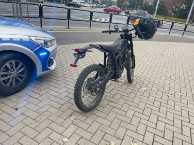 Uciekał motorowerem po ścieżce rowerowej – wjechał w rowerzystę!