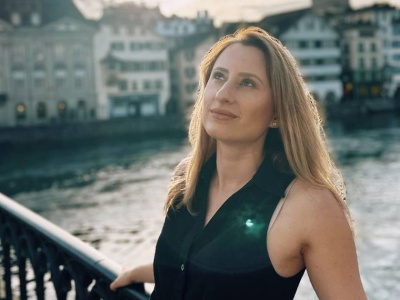 Ismena żyje w Szwajcarii. 