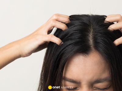 Ten tani peeling z 30 proc. mocznika oczyszcza skórę głowy i stymuluje porost włosów.