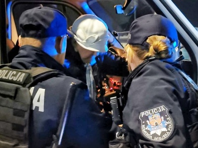 Synku… zgubiłam się. Pomożesz mi trafić do domu?” – wzruszająca interwencja ratowników z Ostrowa