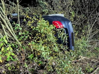 Auto wypadło z drogi i przewróciło się na bok. Na drogę wbiegła sarna