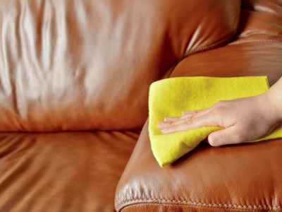 Biorę 1 rzecz i przecieram plamy na skórzanej sofie. Efekt zawsze genialny