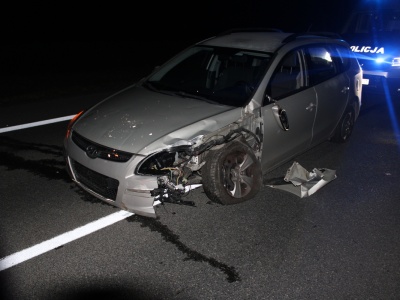 Nietrzeźwy kierowca uderzył w bariery w Ładnej. Uciekał w stronę lasu