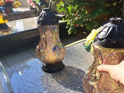 Nowe znicze powoli podbijają cmentarze. Ludzie płacą za nie nawet 500 zł