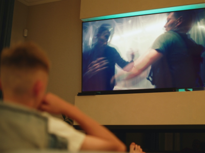 Nie umiesz się dogadać z nastolatkiem? Obejrzyj z nim te 5 filmów – uczą więcej niż niejedna rozmowa