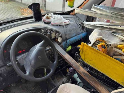 Policjanci niedowierzali. 48-latek jechał złomem z czterema różnymi oponami, szyba trzymała się na piance montażowej (ZDJĘCIA)