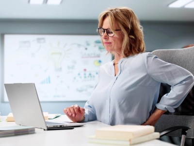 Ból pleców – skąd się bierze, co przyniesie ulgę?