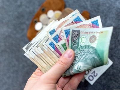 Niepokojące wieści. Ważny wskaźnik poszedł w dół. W tle wynagrodzenie i praca