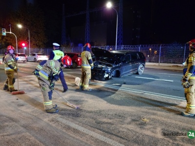 Z ostatniej chwili: Solidna kraksa na Żywieckiej. Skutki neutralizują strażacy – foto