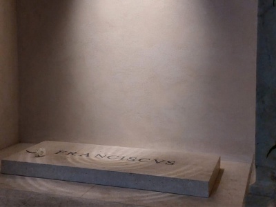 Napływ wiernych przy grobie Franciszka pół roku po jego śmierci