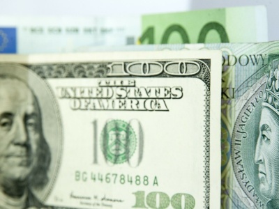 Dolar powoli zyskuje. Inwestorzy spoglądają na relacje USA-Chiny