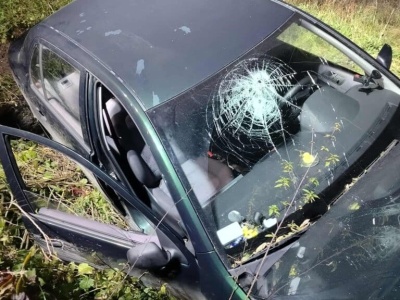 Skoda wypadła z drogi. Pasażerka potrzebowała pilnej pomocy medycznej