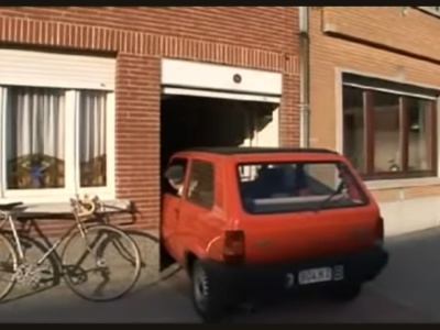 Oto najwęższy garaż świata. Nie uwierzycie, jak opuszcza samochód