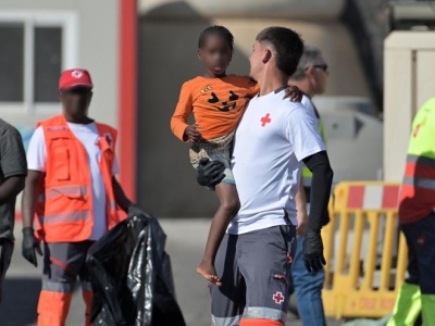 Wyspy Kanaryjskie: prokuratura spowalnia przekazywanie młodych migrantów