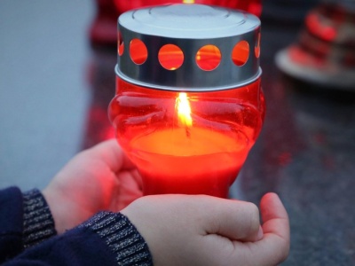 Zapomnij o zamrażarce i soli. Jest lepszy trik, by znicz palił się dłużej