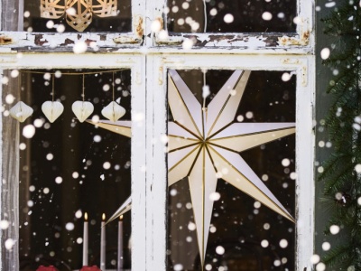 Wnętrze pełne świątecznej magii. Kolekcje IKEA VINTERFINT, STRÅLA i VINTERSAGA tworzą świąteczną atmosferę