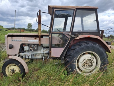 Lubelski oddział AMW ponownie sprzedaje powojskowy sprzęt i pojazdy. W ofercie ciągniki,  łodzie oraz volvo