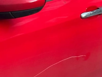 W centrum Katowic szedł i niszczył zaparkowane samochody. Świadek zrobił mu zdjęcie