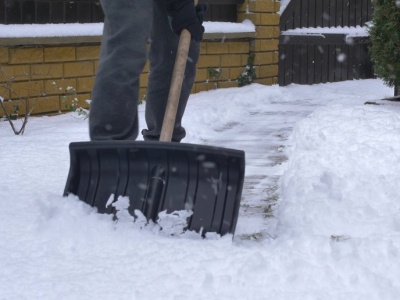 Koniec z odśnieżaniem chodników? Właściciele posesji zapłacą gminie i odetchną