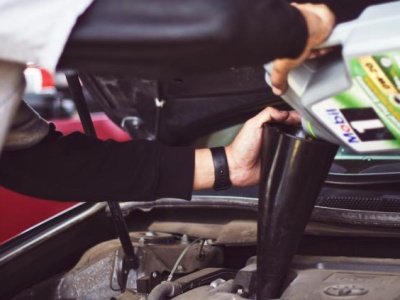 10 złotych zasad, jak rozmawiać z mechanikiem, rozumieć wycenę i nie dać się naciągnąć na niepotrzebne naprawy. Poradnik nie tylko dla kobiet