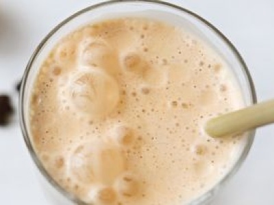 Blenduję z kawą i piję przed śniadaniem. Daje kopa energii i rozkręca leniwe jelita