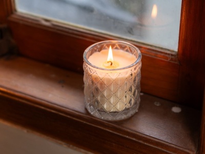 Świeczka przy oknie powie ci więcej niż rachunek za ogrzewanie. Szybki domowy test