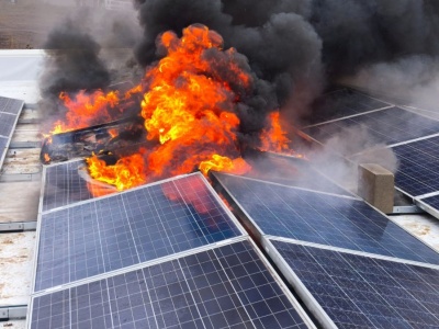 Celowo podpalili 36 paneli słonecznych. Chcieli sprawdzić, co się stanie