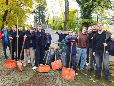 Młodzież pomaga w sprzątaniu grobów na Starym Cmentarzu w Tarnowie