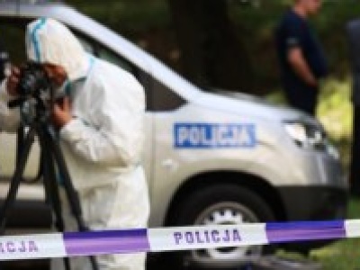 ​Podpalili kolegów na stosie z mebli. 