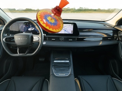 Omoda odpowiada TVN-owi. Z tą kierownicą, to tak ma być