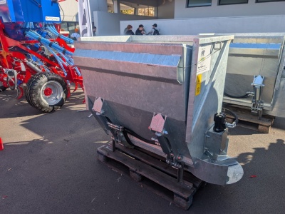 RenMark Jolly może być ścielarką, podajnikiem kiszonki i rozrzutnikiem. Sam się załaduje, a ile kosztuje?